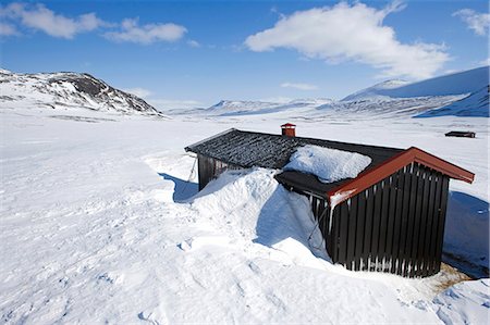 simsearch:862-03711806,k - Norway,Troms,Lyngen Alps. A mountain hut provides vital shelter on the high plateau but on a day of fine weather it provides a useful landmark to navigate by. Foto de stock - Con derechos protegidos, Código: 862-03365598