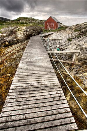 simsearch:862-03365692,k - Norway,Nordland,Helgeland. A wooden boardwalk leads from the shore to a small boathouse located above the high water mark Foto de stock - Con derechos protegidos, Código: 862-03365647