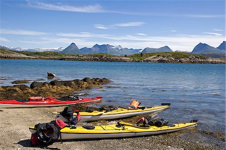 simsearch:862-03365716,k - Norvège, Nordland, Helgeland. Kayak de mer sur la côte de la Norvège en été - un groupe de kayaks tiré vers le haut sur la plage avec une chaîne de montagnes en arrière-plan Photographie de stock - Rights-Managed, Code: 862-03365668