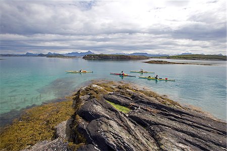 simsearch:862-03365725,k - Norwegen, Nordland, Helgeland. Norwegens Küste Archipel erkunden, ein Team der Meer Kajakfahrer Thier Weg Thorugh bilden eine Kette von Inseln. Stockbilder - Lizenzpflichtiges, Bildnummer: 862-03365678