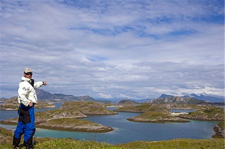 simsearch:862-03365645,k - Norvège, Nordland, Helgeland. Kayak de mer enquêtes sur son parcours à travers les canaux complexes créés par le grand nombre de petites îles des côtes de Norvège Photographie de stock - Rights-Managed, Code: 862-03365685