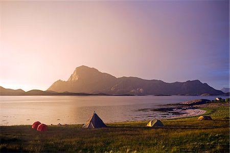 Norvège, Nordland, Helgeland. Le soleil de minuit sur un camp de kayakistes et le pic de Rodoylova, sur l'île de Rodoy Photographie de stock - Rights-Managed, Code: 862-03365692