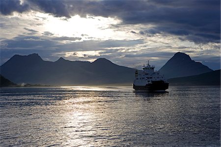 simsearch:862-03365725,k - Norwegen, Nordland, Helgeland. Die Abend-Fähre segelt in die Küsten Stadt Nesna an Internetradiostream Westküste Stockbilder - Lizenzpflichtiges, Bildnummer: 862-03365727