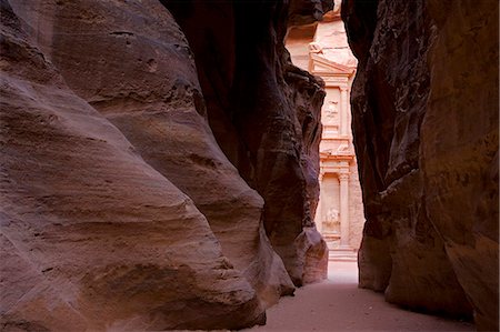 The Treasury,the best preserved of all the tombs in Petra,seen from the Siq. Fotografie stock - Rights-Managed, Codice: 862-03365840