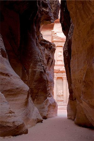 The Treasury,the best preserved of all the tombs in Petra,seen from the Siq. Foto de stock - Direito Controlado, Número: 862-03365841