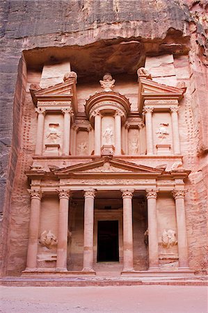 The Treasury,the best preserved of all the tombs in Petra,Jordan. Stock Photo - Rights-Managed, Code: 862-03365842