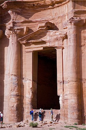 Tourists inspect the massive doorway of The Monastery,also known as El-Deir,at Petra,Jordan Fotografie stock - Rights-Managed, Codice: 862-03365854