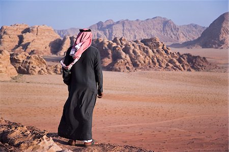 Un homme de Bédouins locaux surplombe Wadi Rum, Jordanie. Photographie de stock - Rights-Managed, Code: 862-03365859