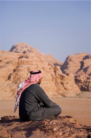 Un homme de Bédouins locaux surplombe Wadi Rum, Jordanie. Photographie de stock - Rights-Managed, Code: 862-03365861