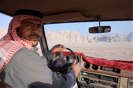 A bedoiun guide driving through Wadi Rum,Jordan . Foto de stock - Direito Controlado, Número: 862-03365862