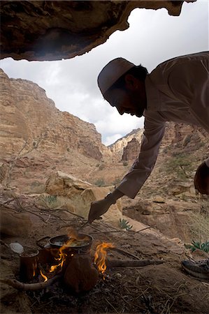 Jordanie, Petra région, Shara Mountains, trekking à travers les montagnes de Shara, préparation des repas sur un feu sous un abri naturel. Photographie de stock - Rights-Managed, Code: 862-03365880