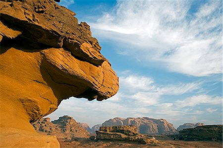 Jordanie, région d'Aqaba, Wadi Rum. Les paysages de désert plus spectaculaire du monde, Wadi Rum a été un carrefour historique pour les commerçants de Nabeatean de la péninsule arabique, Lawrence d'Arabie et les aventuriers modernes. Photographie de stock - Rights-Managed, Code: 862-03365932