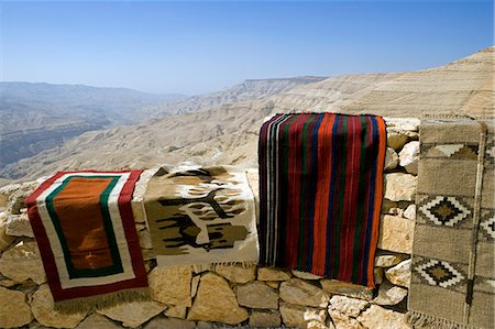 Jordanie, Petra région. Un tapis de décrochage sur semble canyons profonds bordant le côté de la route de rois menant d'Amman à Petra Photographie de stock - Rights-Managed, Code: 862-03365944