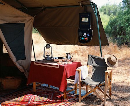 silla de director - Verandah of tent with washing & shaving bowl,Cheli & Peacock mobile safari. Foto de stock - Con derechos protegidos, Código: 862-03365978