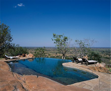 simsearch:862-03361158,k - The swimming pool at Elsa's Kopje is built into the granite rock and has a panoramic view out over Meru. Fotografie stock - Rights-Managed, Codice: 862-03365972