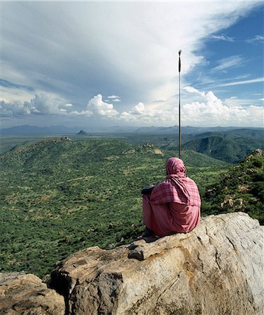 A Samburu man looks out over a vast tract of unspoilt country as storm clouds gather in the far distant. Foto de stock - Direito Controlado, Número: 862-03366019