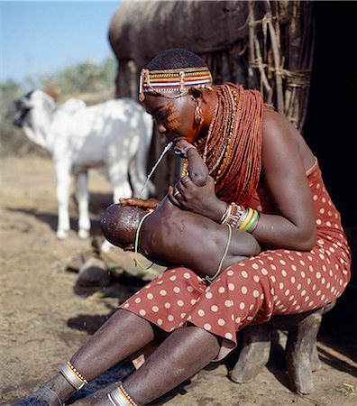 stammesfrau - In places where water is scarce,it is not unusual to see a Samburu mother or a girl from her husband's family wash a baby by squirting it with water from their mouths. Foto de stock - Con derechos protegidos, Código: 862-03366044