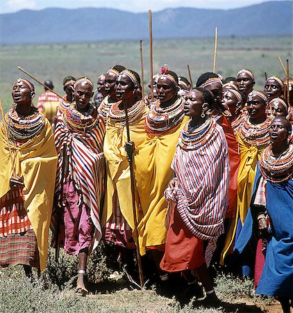 Au cours de la célébration du mariage Samburu, femmes mariées se rassemblent en dehors les guerriers et les jeunes filles à chanter les louanges du couple et de danse. Photographie de stock - Rights-Managed, Code: 862-03366056