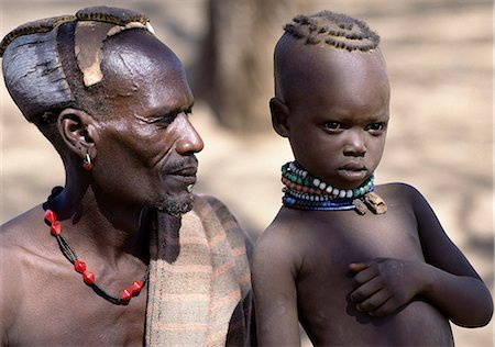 A proud Turkana father and his young daughter. Both their hairstyles are typical of tribal custom in the west of Turkanaland. Foto de stock - Con derechos protegidos, Código: 862-03366120