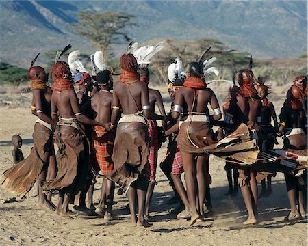 Song is an art form ingrained in Turkana culture. After months of separation,young men and girls gather together during the rains when grass is abundant and life is relatively easy for a while. The Turkana have a rich repertoire of at least twenty dances,most of which are quite energetic. Foto de stock - Con derechos protegidos, Código: 862-03366133