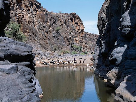 simsearch:862-03820291,k - The natural rock pools along the Sirima lugga (seasonal watercourse) are important to the Turkana and their livestock in an otherwise waterless,rocky region at the southern end of Lake Turkana. In a year of average rainfall,water in the deepest pools will last throughout the year. If they dry up,the Turkana resort to using the alkaline water of Lake Turkana. Foto de stock - Con derechos protegidos, Código: 862-03366140