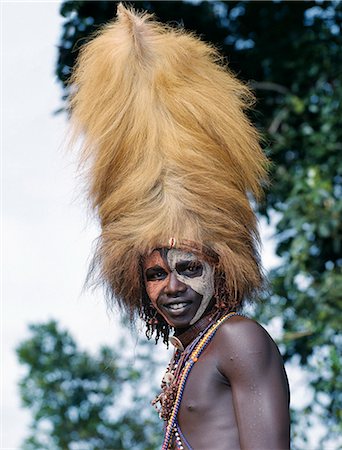 Kenya,Trans-Mara,Lolgorien. The Maasai do not eat game meat or birds. Consequently,the wildlife in their vast grazing areas has been left relatively undisturbed. The warriors do hunt lions,however,when their cattle are killed. The warrior who spears a lion to death will make a busby-style headdress from its mane. Foto de stock - Con derechos protegidos, Código: 862-03366155