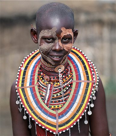 simsearch:862-03366186,k - Une jeune fille de Maasai porte la peinture de visage et de nombreux ornements perlés en préparation pour une danse avec des guerriers. Photographie de stock - Rights-Managed, Code: 862-03366170