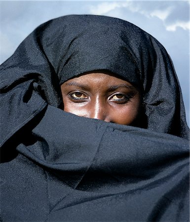 A Swahili Muslim woman from Kenya's coast province dressed in a traditional buibui. Foto de stock - Con derechos protegidos, Código: 862-03366181