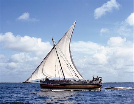 A jahazi or small dhow (the wooden sailing boats of the region) makes for Lamu Island. Foto de stock - Con derechos protegidos, Código: 862-03366182