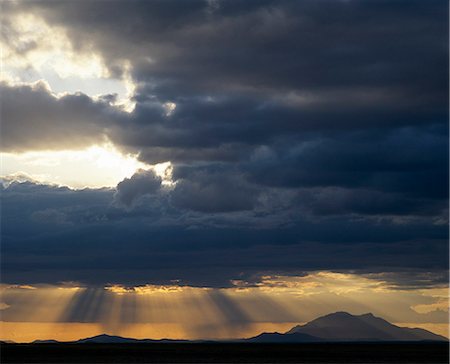 En fin d'après-midi, les nuages d'orage se réunissent sur Amboseli. La montagne en arrière-plan est Longido (8 625 pieds), situé à proximité de la ville de frontière Kenya/Tanzanie de Namanga. Photographie de stock - Rights-Managed, Code: 862-03366203