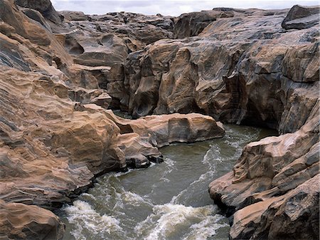 simsearch:862-03820407,k - Rock sculpture Lugard Falls, où la rivière Galana a creusé son cours dans le roc. Les chutes furent nommés d'après le capitaine (plus tard Lord) fally qui joua un rôle majeur dans l'histoire coloniale de la Grande-Bretagne. Il a traversé le Kenya en 1890 sur son chemin pour ramener la paix en Ouganda troublée. Photographie de stock - Rights-Managed, Code: 862-03366400