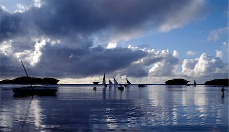 simsearch:862-07909956,k - Fishermen set out at daybreak in their traditional wooden craft,called in Ki-Swahili mashua,to fish beyond the coral reef,which lies less than half a mile offshore. The reef gives them protection from the high seas of the Indian Ocean during the monsoon winds. Foto de stock - Con derechos protegidos, Código: 862-03366410