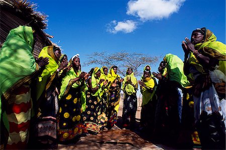 simsearch:862-03820349,k - Gabbra women dance at a gathering in the village of Kalacha. The Gabbra are a Cushitic tribe of nomadic pastoralists living with their herds of camels and goats around the fringe of the Chalbi Desert. Foto de stock - Direito Controlado, Número: 862-03366480