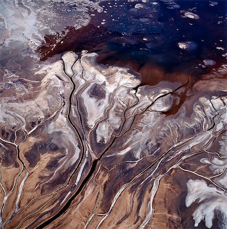 delta de río - The Uaso Nyiru delta from the air. This freshwater river flows through southern Kenya and enters the northern end of Lake Natron only to become alkaline in the closed basin of this Tanzanian Rift Valley lake. Foto de stock - Con derechos protegidos, Código: 862-03366601