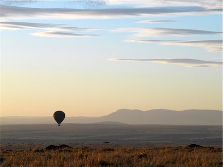 simsearch:862-03438042,k - A hot air balloon floating over the Masai Mara Game Reserve at daybreak. Foto de stock - Direito Controlado, Número: 862-03366628