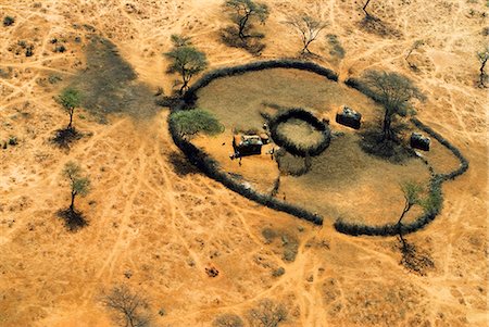 simsearch:862-03366626,k - Vue aérienne d'un Manyatta, la ferme traditionnelle des tribus Samburu & Maasai, District de Wamba, Kenya Photographie de stock - Rights-Managed, Code: 862-03366622