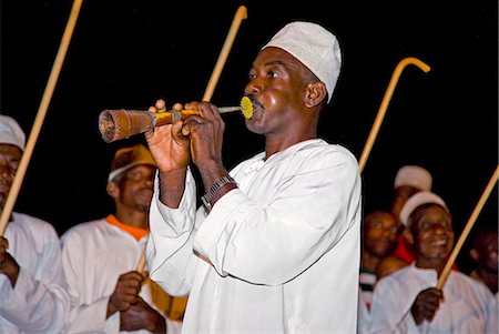 simsearch:862-03731531,k - Au Kenya, l'île de Lamu, Lamu. Hommes swahili célèbrent une fête musulmane avec une danse sur le front de mer de la ville de Lamu. Photographie de stock - Rights-Managed, Code: 862-03366744