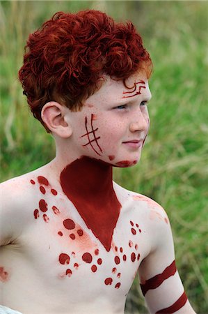 Kenya,Masai Mara National Reserve. A young boy on a family holiday dressed up and painted with ochre in the style of a Maasai warrior . Foto de stock - Direito Controlado, Número: 862-03366846