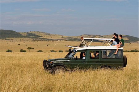 Kenya, Masai Mara National Reserve. Famille sur un safari dans une Toyota Landcruiser dans les plaines herbeuses de Masai Mara. Photographie de stock - Rights-Managed, Code: 862-03366841