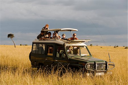 simsearch:862-03366657,k - Kenya,Masai Mara National Reserve. Family on a game drive in a Toyota Landcruiser in the open grassy plains of the Masai Mara. Fotografie stock - Rights-Managed, Codice: 862-03366842