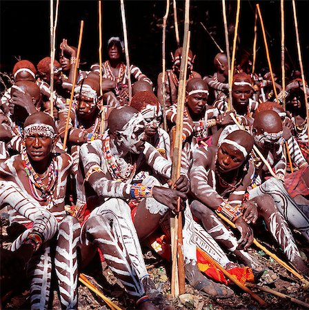 Africa,Kenya,Kajiado District,Ol doinyo Orok. A large gathering of Maasai warriors wait instructions from the elders after daubing themselves with white clay during an Eunoto ceremony when the warriors become junior elders and thenceforth are permitted to marry. Foto de stock - Con derechos protegidos, Código: 862-03366855