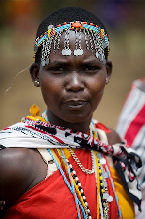 simsearch:862-08090820,k - Kenya, Masai Mara National Reserve. Portrait d'une femme Massaï en costume traditionnel. Photographie de stock - Rights-Managed, Code: 862-03366890