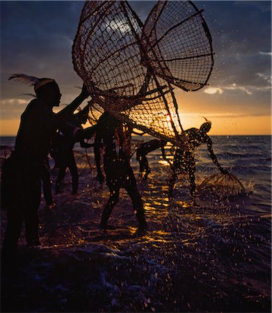 Kenya, lac Turkana, curalie Sprinjgs. Pêcheurs de Turkana avec paniers en osier traditionnel poisson tilapia dans les eaux peu profondes du lac Turkana. Photographie de stock - Rights-Managed, Code: 862-03366949