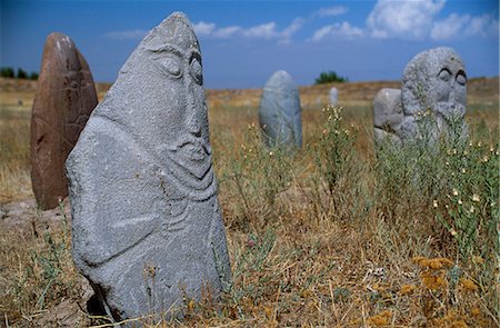 Stein Balbals oder Grab Marker, Western Turk, 6. bis 8. Jahrhundert Balasagun. Die Balbals bei Balasagun haben Aufstellungsorte auf der ganzen Kirgistan entnommen worden. Balbal Grabsteinen wurden einmal errichtet durch nomadische Türken über die Gräber ihrer Begleiter zur Bezeichnung des Feindes wie viele die Bewohner getötet hatten. Stockbilder - Lizenzpflichtiges, Bildnummer: 862-03367037