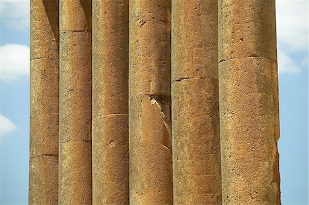 12m high columns from the outside wall of the Temple of Jupiter at Baalbek,Lebanon. The rest of the temple now lies in ruins. Baalbek is the largest Roman temple complex yet discovered. Foto de stock - Direito Controlado, Número: 862-03367114