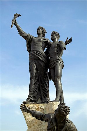Statue in Martyrs' Square,Beirut. The square was named in 1916 in memory of Lebanese and Syrian nationalists executed by the Ottomans. The statue was errected in the 1950s,and is now peppered with bullet holes from the 16 year civil war which ended in 1990. Foto de stock - Con derechos protegidos, Código: 862-03367112