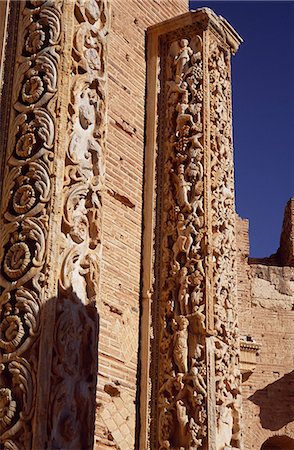 pilaster - Detail einer der die Pilaster Flankenangriff der nordwestlichen Apsis in der Severischen Basilika in der antiken römischen Stadt Leptis Magna. Die Zahlen sind der dionysische Prozession (Satyrn und Mänaden) umgeben von Reben Schriftrollen. Nach dem Vorbild der Basilika Ulpia im Trajan-Forum in Rom, begannen die Kaiser Septimus Severan Bau der Basilika wurde von seinem Sohn Caracalla, in AD216 fertiggestellt. Stockbilder - Lizenzpflichtiges, Bildnummer: 862-03367125