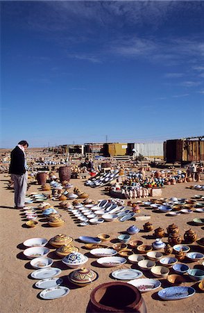 Tourist shopping at a Pottery stall alongside the road from Tripoli to Gharyan which is famous for its pottery. Foto de stock - Con derechos protegidos, Código: 862-03367135