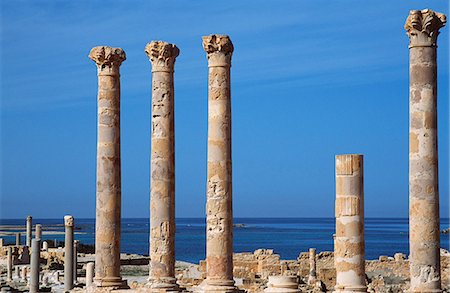 Tempel der Isis in der antiken römischen Stadt Sabratha im 1. Jahrhundert nach Christus gebaut. Es blickt auf den Mittelmeerraum im Einklang mit seiner Hingabe an die ägyptische Göttin Isis, gesehen hier als der Beschützer der Seefahrer Stockbilder - Lizenzpflichtiges, Bildnummer: 862-03367138