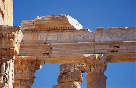 simsearch:862-03367125,k - Detail einer geschnitzten Portikus der Severischen Basilika in der antiken römischen Stadt Leptis Magna. Nach dem Vorbild der Basilika Ulpia im Trajan-Forum in Rom, begannen die Kaiser Septimus Severan Bau der Basilika wurde von seinem Sohn Caracalla, in AD216 fertiggestellt. Stockbilder - Lizenzpflichtiges, Bildnummer: 862-03367130